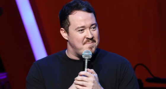 Shane Gillis duke performuar në skenën e The O2 Arena në Londër
