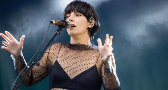 Sharon Van Etten en concert sur la scène du Royal Albert Hall à Londres