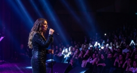 Sıla duke performuar live në Zorlu Center Performans Sanatları Merkezi në Stamboll