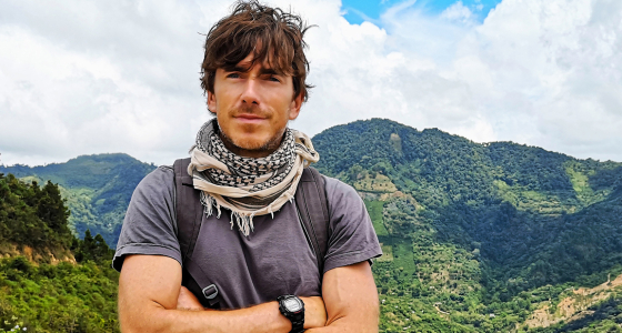Simon Reeve, Derby'deki Vaillant Live sahnesinde konuşma yaparken