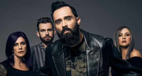 Skillet en concert sur scène au Forum Karlín à Prague