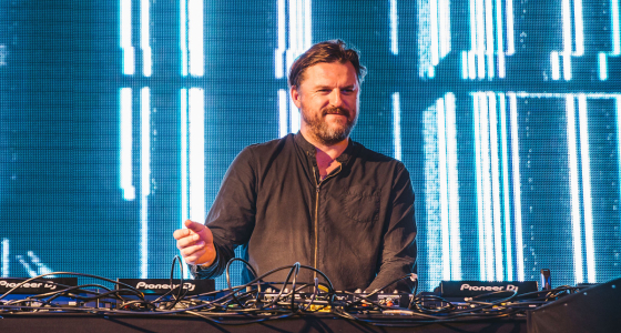 Solomun แสดงสดที่ Fulton Fish Market Cooperative ในนิวยอร์ก