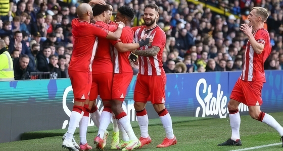 Ndeshje futbolli mes Southampton FC dhe Brentford FC në stadiumin St Mary's në Southampton