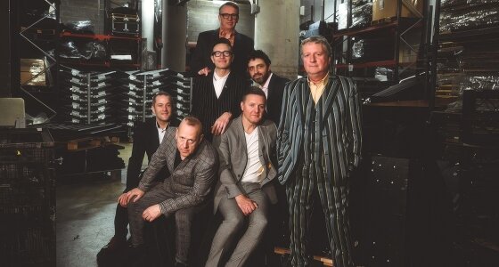Squeeze und Billy Bragg live auf der Bühne in der Portsmouth Guildhall in Portsmouth