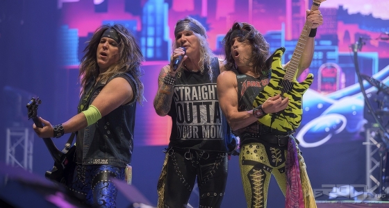 Steel Panther vystupují naživo v Manchester Academy v Manchesteru