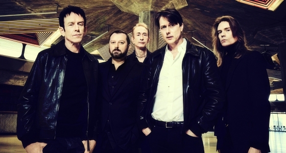 วง Suede แสดงสดที่รอยัลเฟสติวัลฮอลล์ในลอนดอน