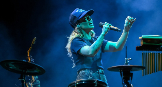 Tash Sultana esiintymässä livenä 3Arenan lavalla Dublinissa