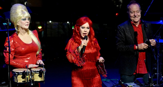 The B-52's și Devo cântând în cadrul turneului Cosmic De-Evolution la O2 Arena din Londra