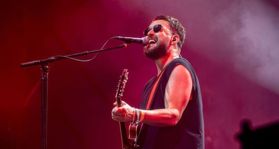 Zespół The Courteeners podczas koncertu w Utilita Arena Cardiff w Cardiff