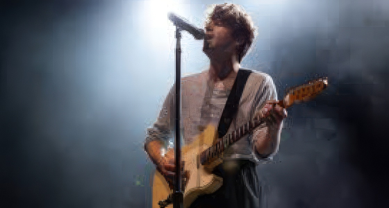 The Kooks esinemas live-kontserdil Custom House Square'il Belfastis