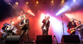 Групата The Pogues свири на живо в Rock City в Нотингам