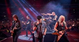 วงสคอร์เปียนส์แสดงสดที่สนาม PGE Narodowy ในกรุงวอร์ซอ