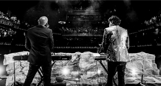 วง Thievery Corporation กำลังแสดงสดที่เดอะราวด์เฮาส์ในลอนดอน
