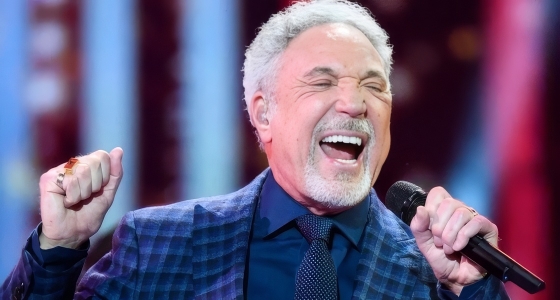 Tom Jones bei einem Live-Auftritt auf der Bühne der Crystal Palace Bowl in London