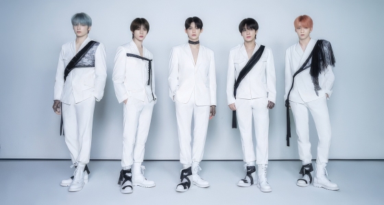 Grupi Tomorrow X Together duke performuar live në Palau Sant Jordi në Barcelonë