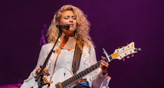 Tori Kelly występuje na żywo na scenie O2 Academy Bristol w Bristolu