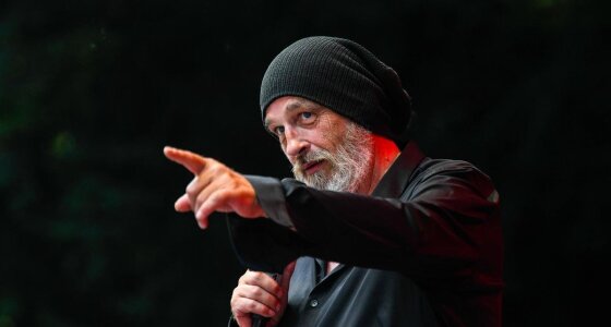 Torsten Sträter en concert sur la scène du Grugahalle à Essen