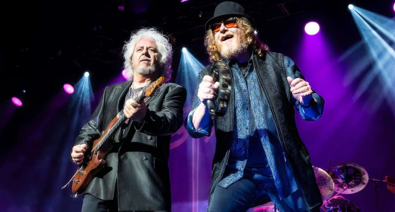 Групата Toto изпълнява на живо на сцената на Waldbühne Northeim в град Нортхайм