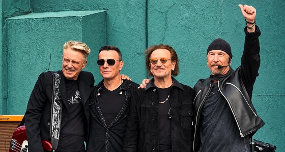 U2UK tribute grubu Derby'deki The Flowerpot mekanında sahnede