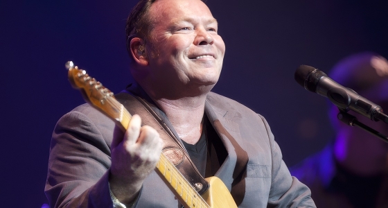 UB40 featuring Ali Campbell แสดงสดที่สวนสาธารณะมาร์คีตันในเมืองดาร์บี