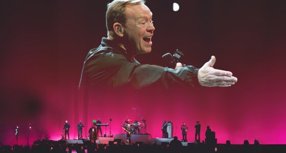 UB40 vystupují naživo v M&S Bank Arena v Liverpoolu