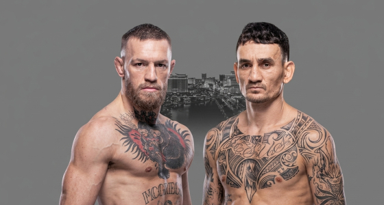 Conor McGregor i Max Holloway walczą w oktagonie w T-Mobile Arena w Las Vegas