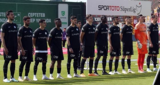 Ndeshje futbolli mes Umraniyespor dhe Adana Demirspor në stadiumin Atatürk Olimpiyat në Stamboll
