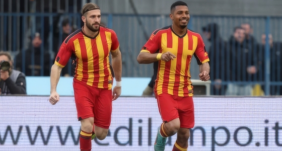 Partita di calcio tra US Lecce e Como allo Stadio Via del Mare di Lecce
