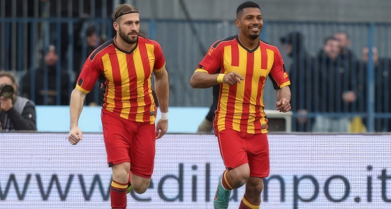 Partita di calcio tra US Lecce e Frosinone Calcio allo Stadio Via del Mare di Lecce