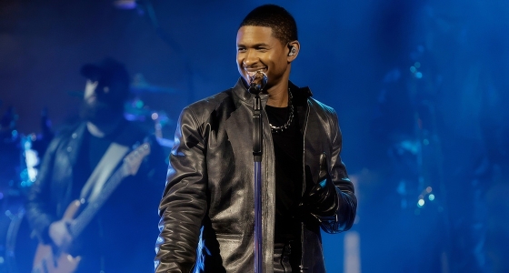 Usher duke performuar live në The O2 Arena në Londër