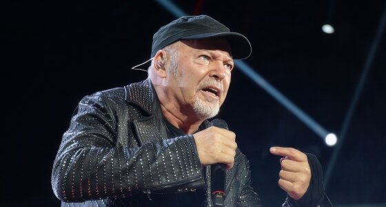 Vasco Rossi atua ao vivo no Stadio Olimpico em Roma