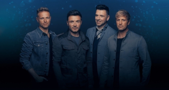 Skupina Westlife nastopa v živo na prizorišču Veikkaus Arena v Helsinkih