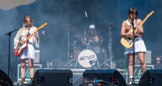 Wet Leg uppträder live på Castlefield Bowl i Manchester