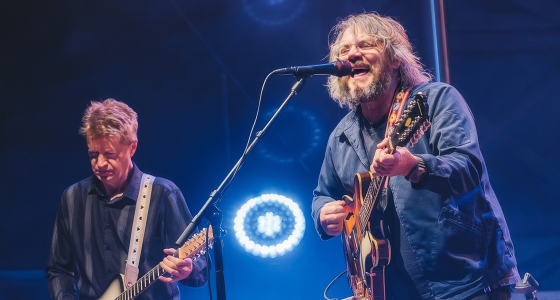 Wilco actuando en directo en el escenario del Eventim Apollo en Londres