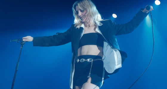 Wolf Alice treedt live op in Exhibition Park in Newcastle upon Tyne