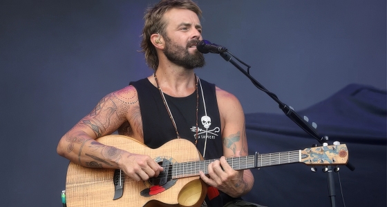 Xavier Rudd แสดงสดที่ TonHalle ในมิวนิก