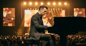 Yalın en concert sur la scène de la Volkswagen Arena à Istanbul