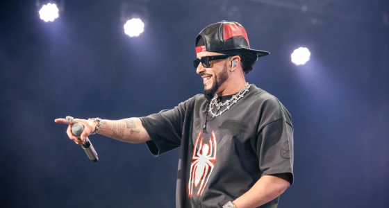 Yandel treedt live op op het podium van de Sant Jordi Club in Barcelona