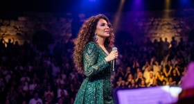 이스탄불 하르비예 제밀 토푸즈루에서 공연하는 일디즈 틸베