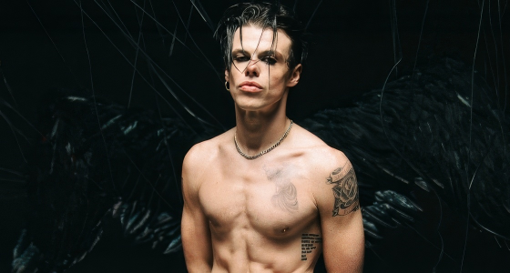 Yungblud en concert sur la scène de l'Addition Financial Arena à Orlando