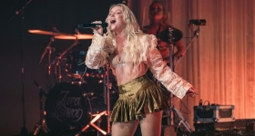 Zara Larsson изпълнява на живо в Spark Arena в Окланд