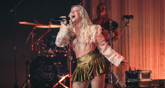 Zara Larsson en concert sur la scène du Riverstage à Brisbane