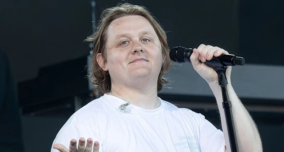 Zara Larsson dan Lewis Capaldi tampil langsung di Etihad Park di Abu Dhabi