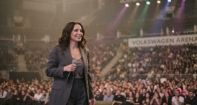 Zeynep Bastik uppträder live på Volkswagen Arena i Istanbul